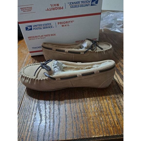 New Size 7 Weestep Tan Faux Fur Lined Memory Foam Moccasin Slippers House Shoes - Picture 4 of 5